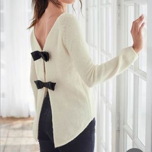 Venus Soft cream open back sweater with bows